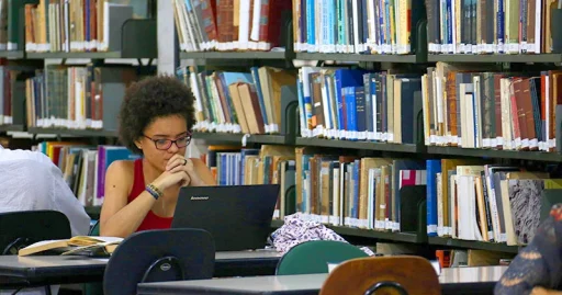 20210705_00_biblioteca_estudante_notebook