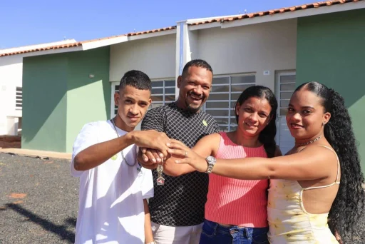 cdhu-familia-contemplada-com-casa-propria-em-votuporanga-1024&#215;683-1