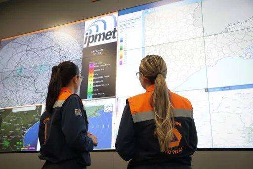 centro-de-gerenciamento-de-emergencias-cge-e-o-centro-paulista-de-radares-e-alertas-meteorologicos-cepram-painel-pablo-jacob-1024&#215;683-7
