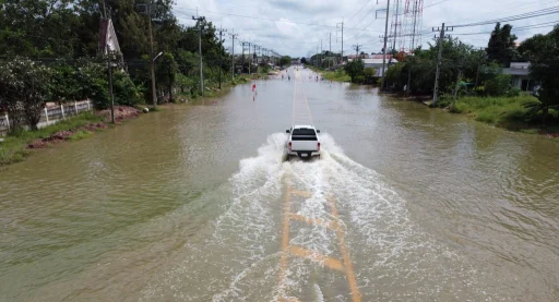 flooded-roads-people-with-cars-running-through-aerial-drone-photography-shows-streets-flooding-people-s-cars-passing-by-splashing-water-scaled-e1774186734530-1024&#215;553-1